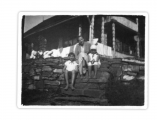 Bystrzec, Jędrek Vincenz, Stefa Kac i Basia Vincenz na schodach na taras