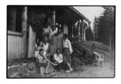 Grupa z Jędrkiem, Ireną i Basią Vincenz, M. Treszko, pani Pilatowa przed domem w Bystrzecu