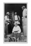 Przed wejściem do domu w Bystrzecu. Stoją: Matijko Zelenczuk (93 lat), Mychajło Slusarczyk (35 lat), Stanisław Vincenz (47 lat). Siedzi: „Babuna” Marijka Czornysz (86 lat)