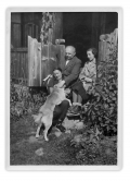Irena i Stanisław Vincenzowie, NN, pies Bimbo przed domem w Bystrzecu