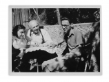 Uriage, Irena, Stanisław i Andrzej przed domem z kotami